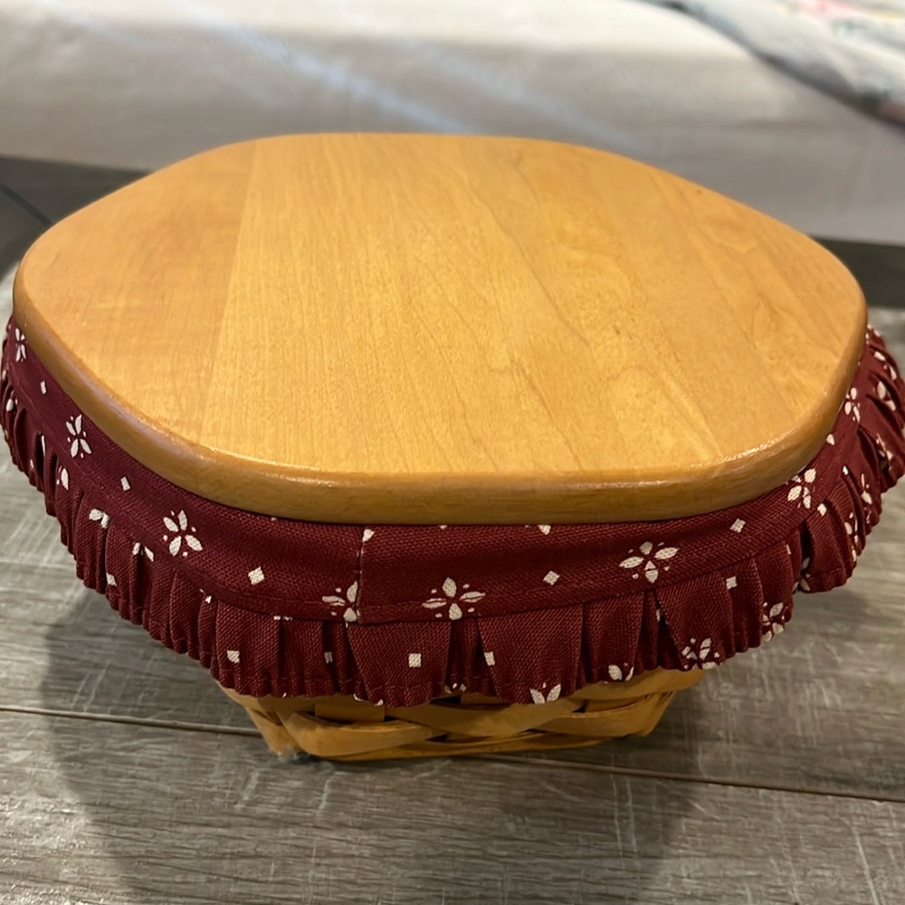 Longaberger 8 inch Basket 1999 Basket, lid, burgundy liner and plastic liner